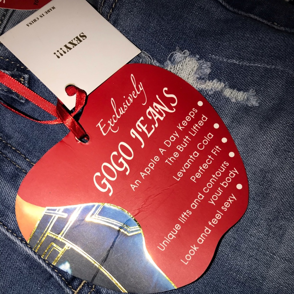 Cute slim fitting jeans, to contour ur booty!